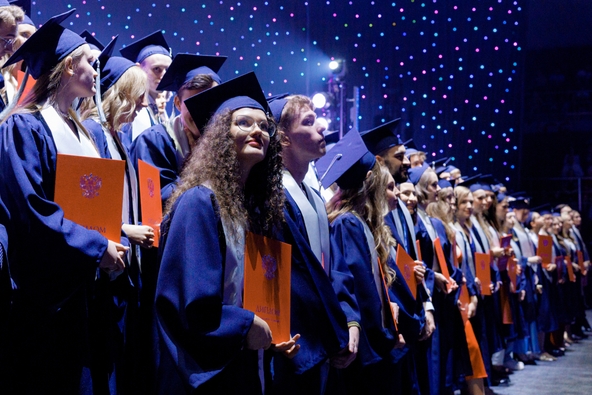 Ученики в шляпах с дипломами